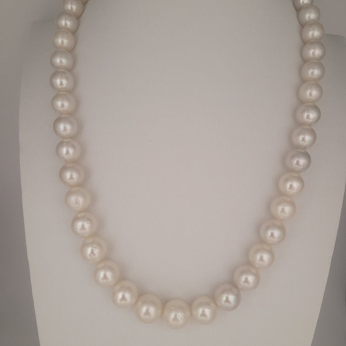 What South Sea Pearls Round 10-12 mm 18 Gold Clasp