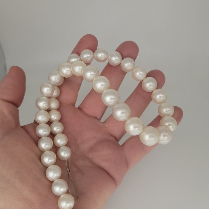 What South Sea Pearls Round 10-12 mm 18 Gold Clasp