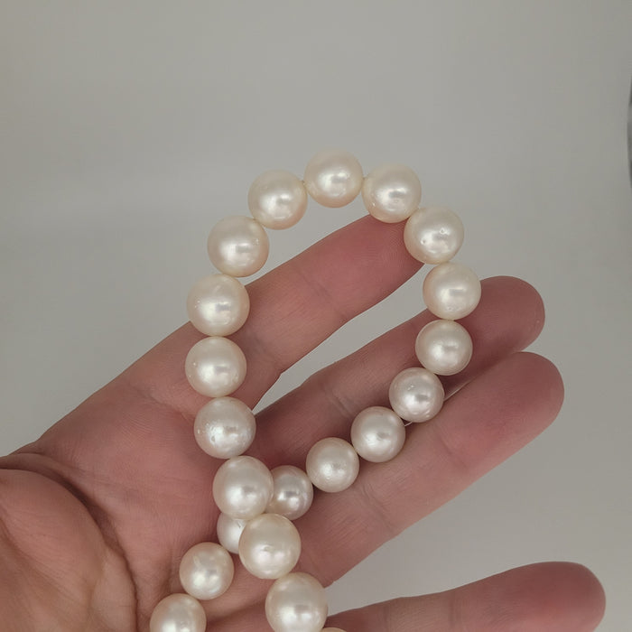 What South Sea Pearls Round 10-12 mm 18 Gold Clasp